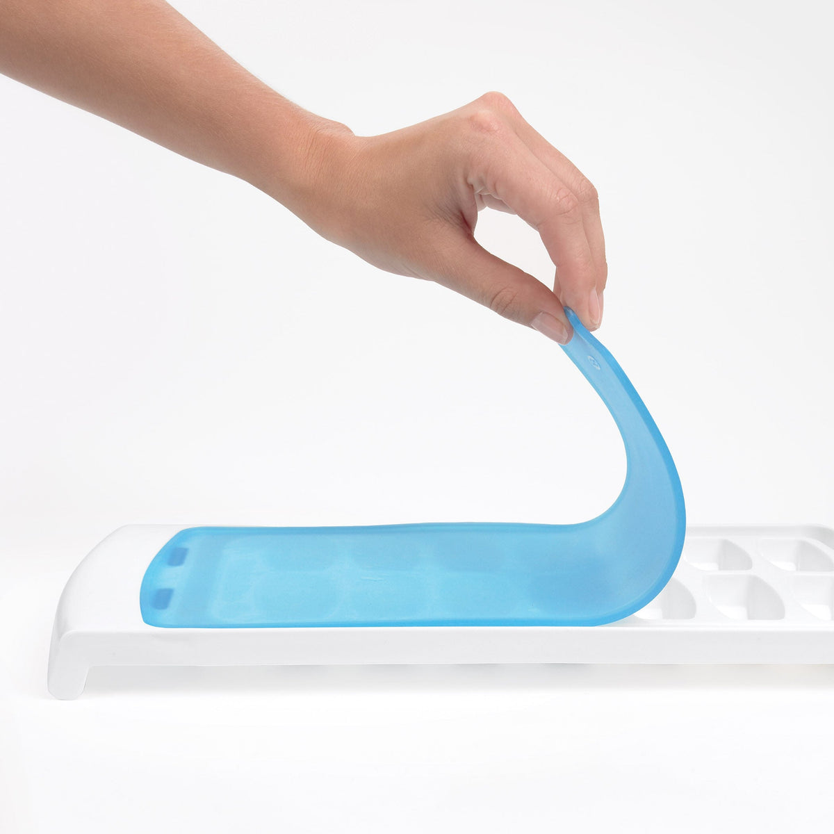 no-spill-ice-cube-tray-e6 1132080_5_no-spill_ice_cube_tray.jpg