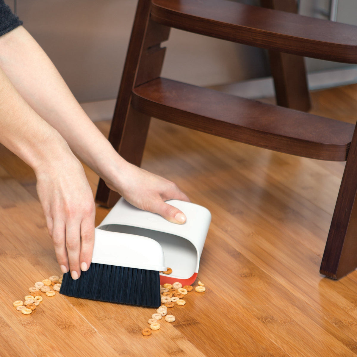 compact-dustpan-and-brush-set-i3 1334280_6_compact_dustpan_brush_set.jpg