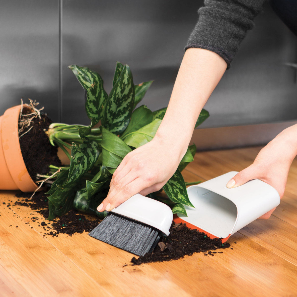 compact-dustpan-and-brush-set-i3 1334280_9_compact_dustpan_brush_set.jpg