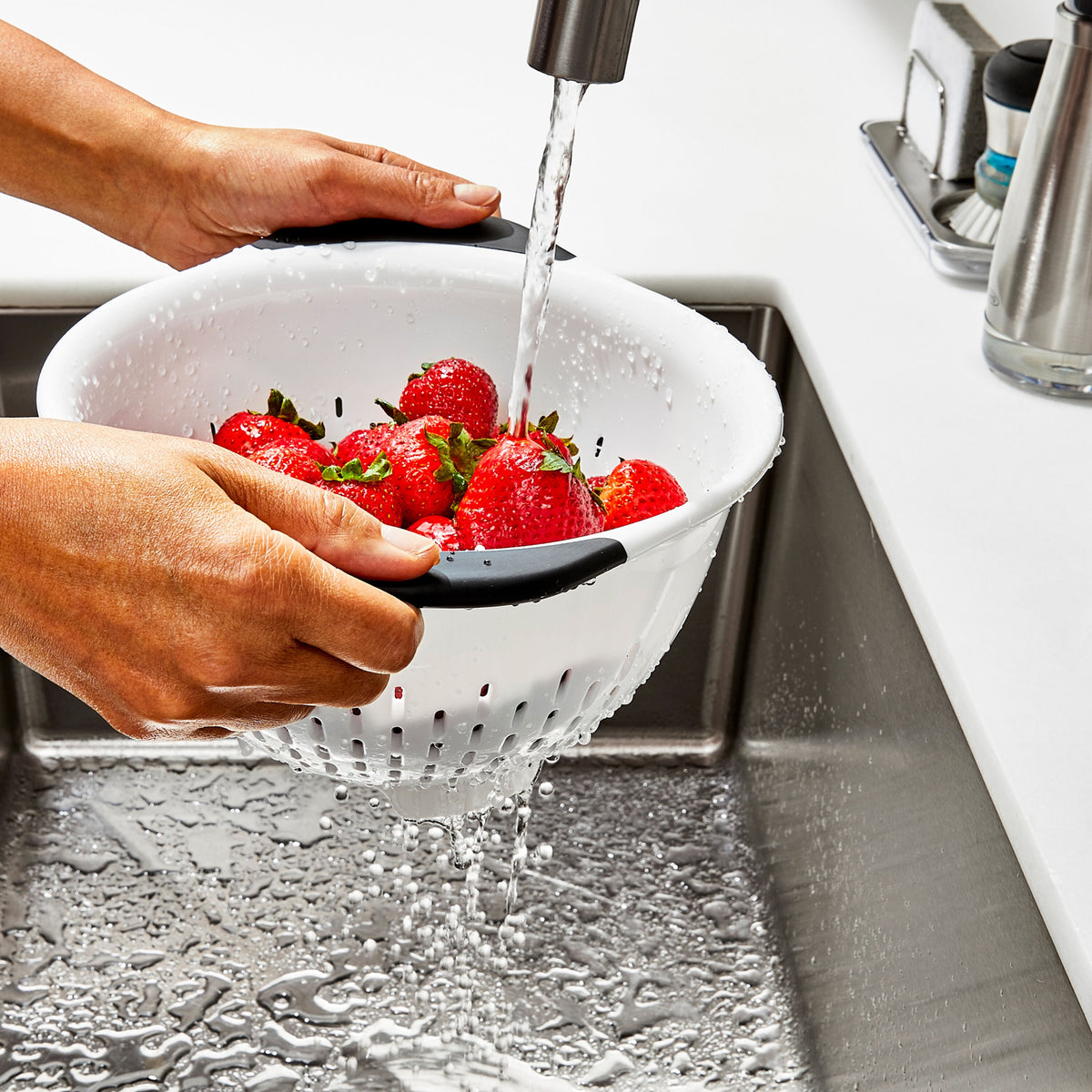 plastic-colander-x9 gg_11331000_plasticcolander3qt_pdp_05.jpg