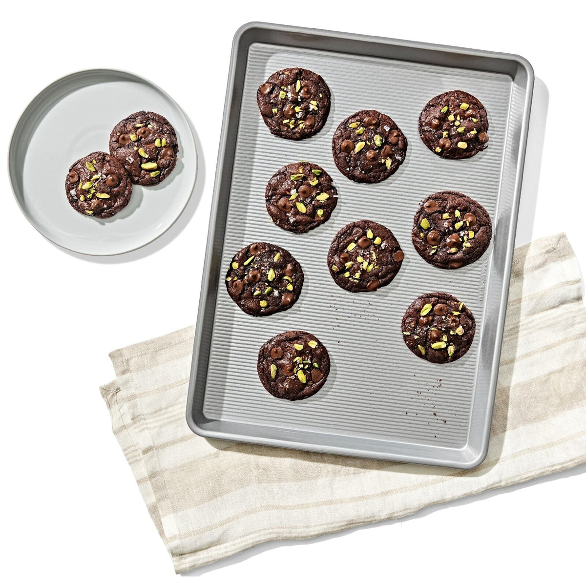 non-stick-pro-clear-coated-half-sheet-pan-j1 gg_11435300_half-sheet-pan_pdp_01.jpeg