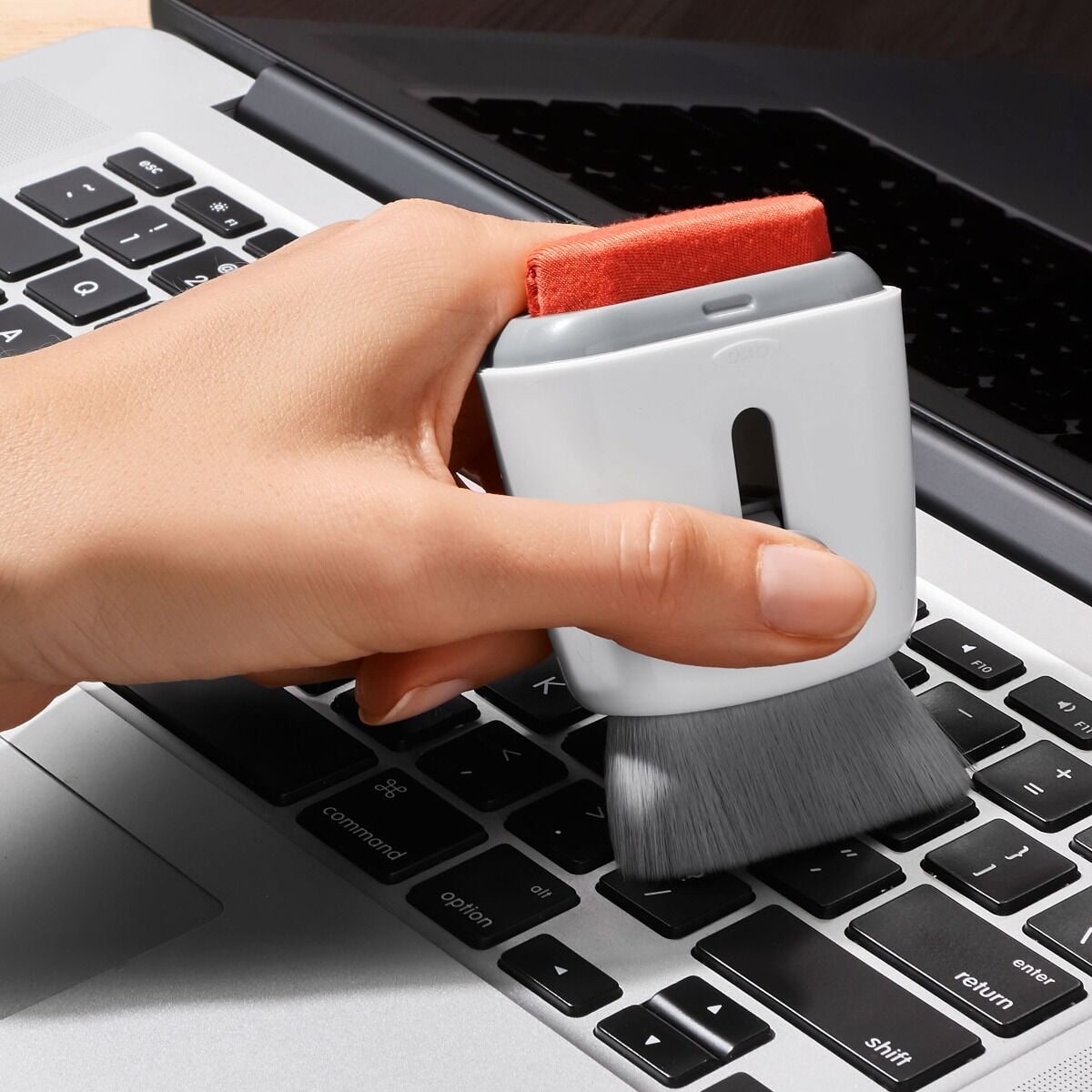 sweep-and-swipe-laptop-cleaner-g2 gg_12246100_9c.jpg