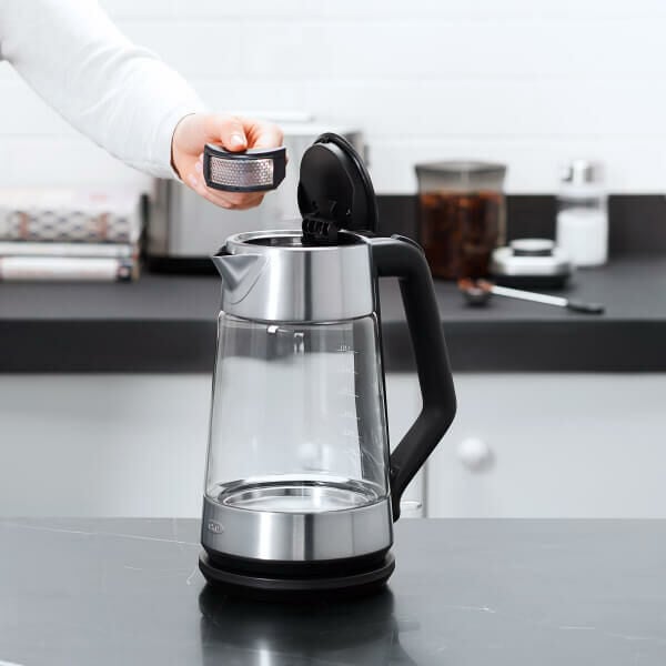 cordless-glass-electric-kettle-q7 lifestyle4.jpg