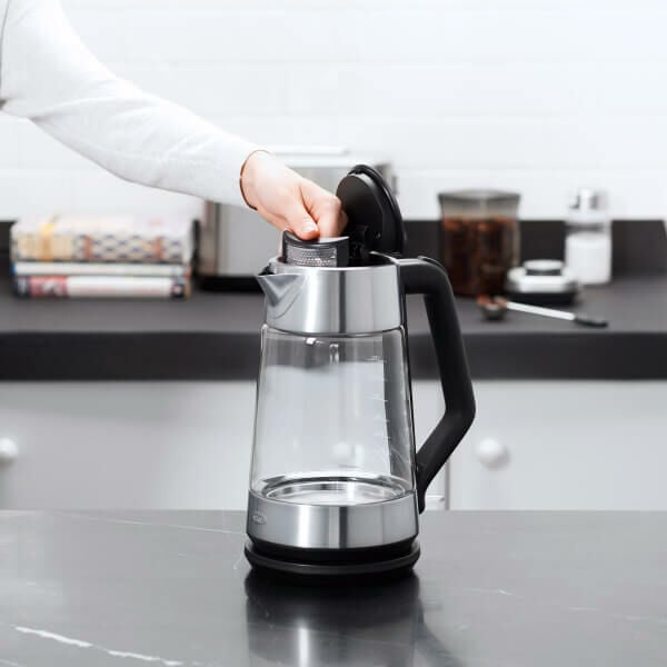 cordless-glass-electric-kettle-q7 lifestyle5.jpg