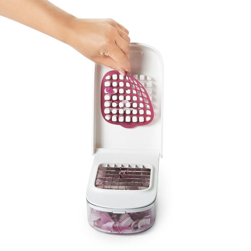 vegetable-chopper-with-easy-pour-opening-j3 onion_2.jpg