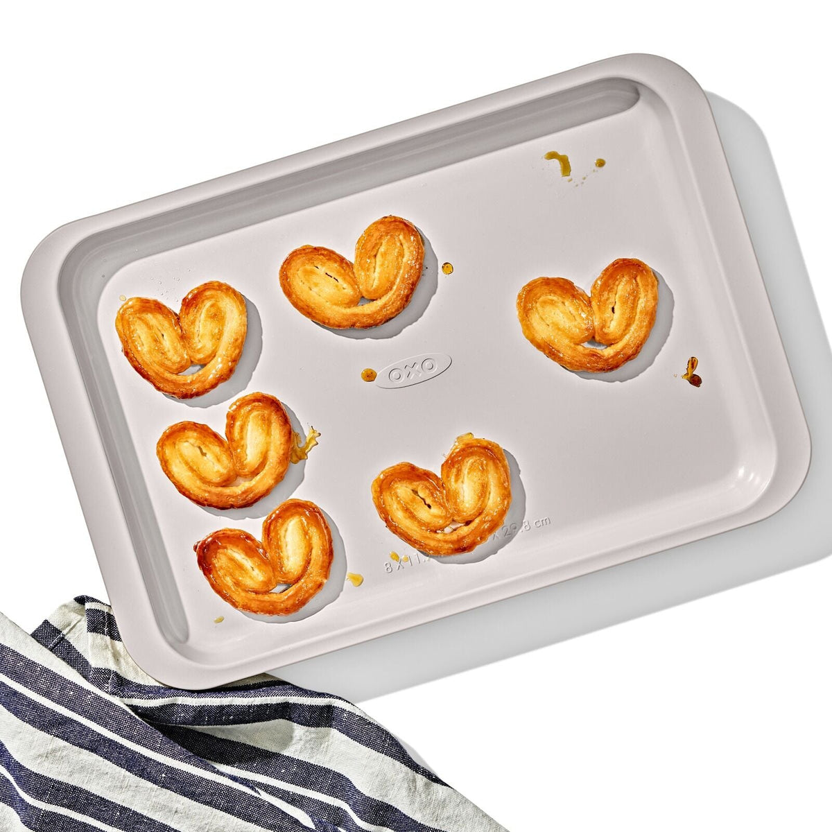 non-stick-pro-ceramic-coated-metal-bakeware-quarter-sheet-pan-d8 oxo_quarter-sheet-pan_pdp_01_1.jpg