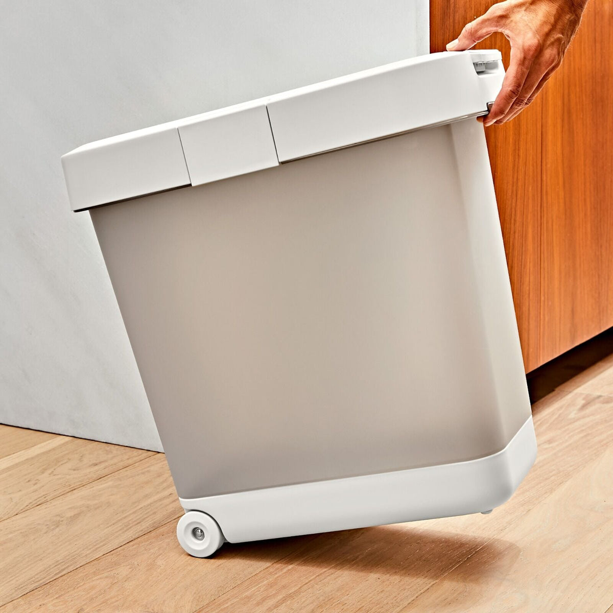 oxo-pet-airtight-food-container-with-scoop-large-z8 pet_7301500_airtight-food-container-large_pdp_05.jpeg