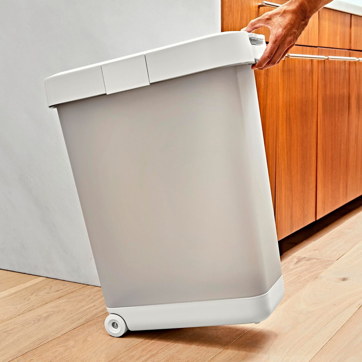 oxo-pet-airtight-food-container-with-scoop-extra-large-r2 pet_7301600_airtight-food-container-extra-large_pdp_05.jpeg